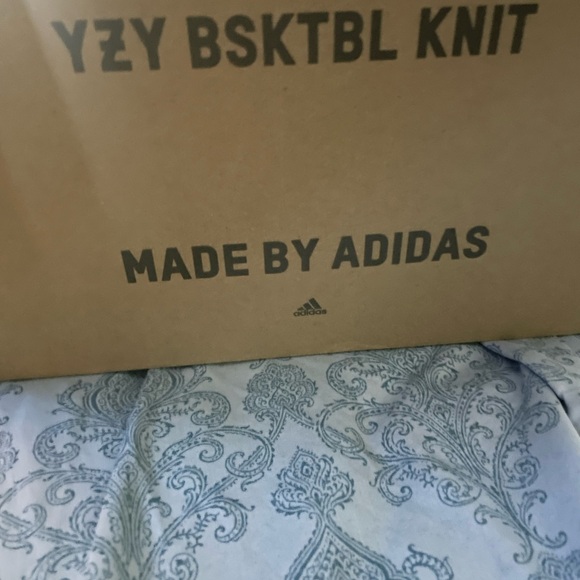 Pair of Yeezy basketball knit very comfortable I own a pair this in not my size - Picture 4 of 4